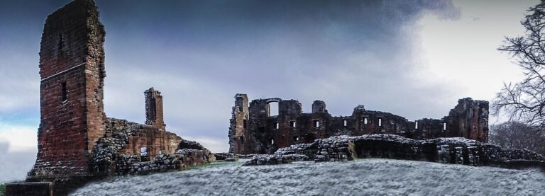Penrith Castle in the snow - image: Gizmo the Bandit on Flickr.com
