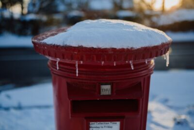 Frozen snow-covered red post box - photo: Unsplash.com