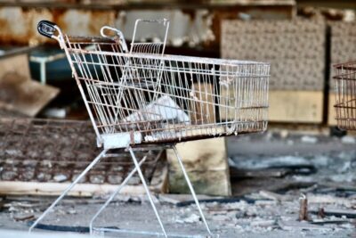 Damaged shopping trolley - photo: Unsplash.com