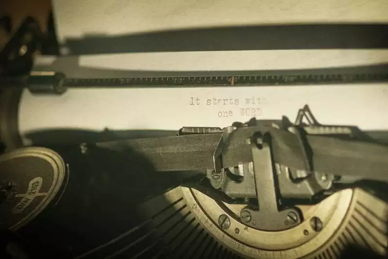 Typewriter and first words - image: Pexels.com