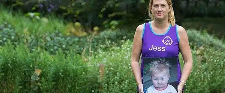 Jessica Lewis with a photo of her daughter Anna