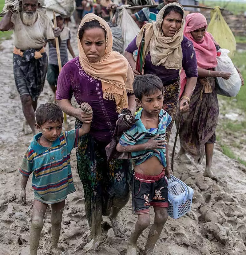 Lines of people fleeing along muddy paths - photo: Kathleen Prior (CARE)