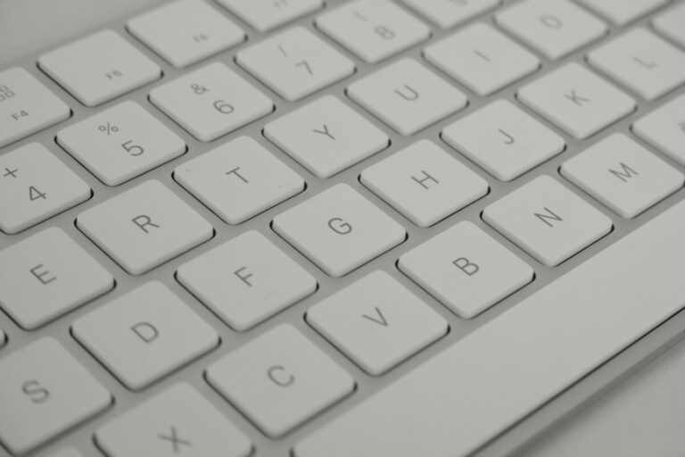 Mac keyboard - photo: Pexels and Pixabay