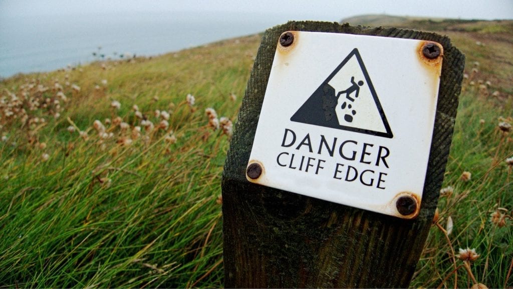 Danger cliff edge sign - photo: Pixabay.com