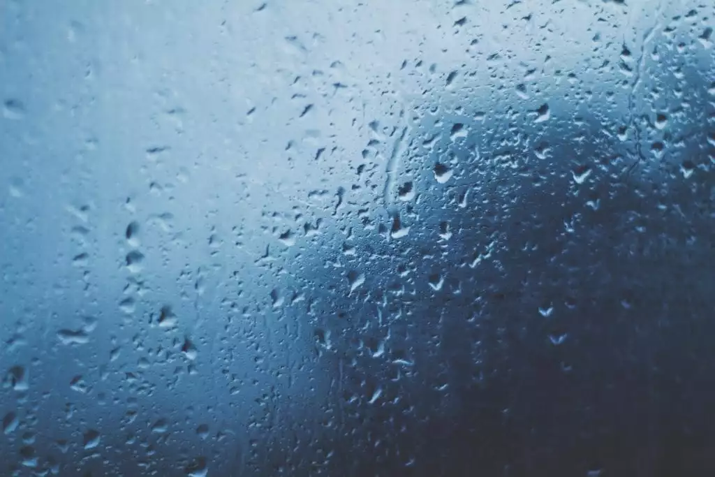 Rain on window - photo: Pexels.com