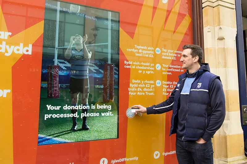 Sam Warburton donates via contactless to Give DIFFerently in Cardiff