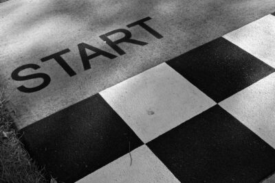 Start sign on a racetrack start (black and white): photo - Pixabay.com