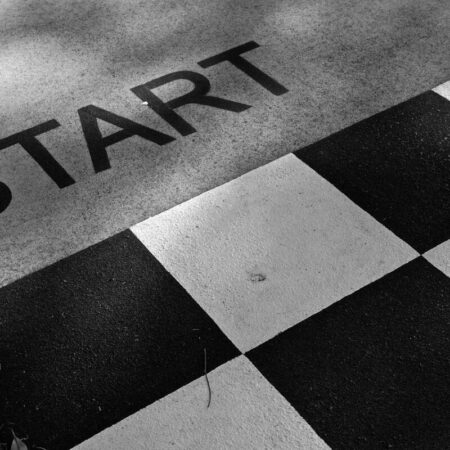 Start sign on a racetrack start (black and white): photo - Pixabay.com