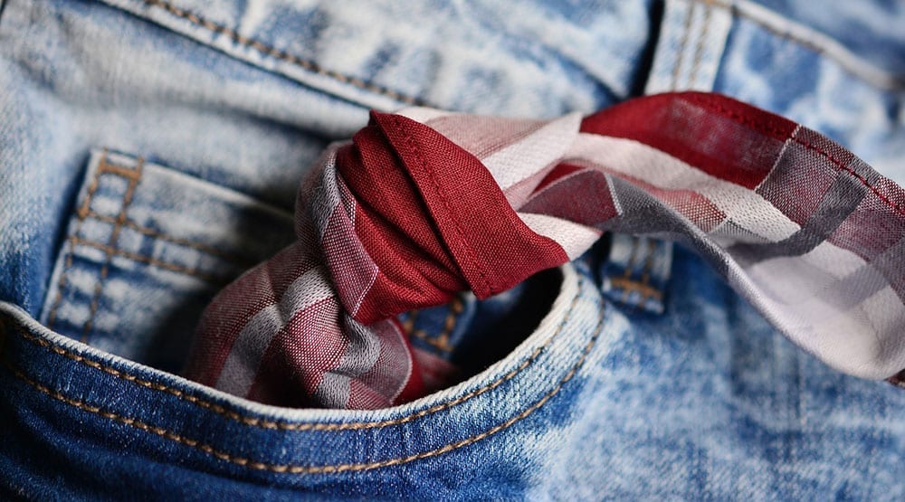 Knotted handkerchief in pocket symbolising remembering - photo: Pixabay
