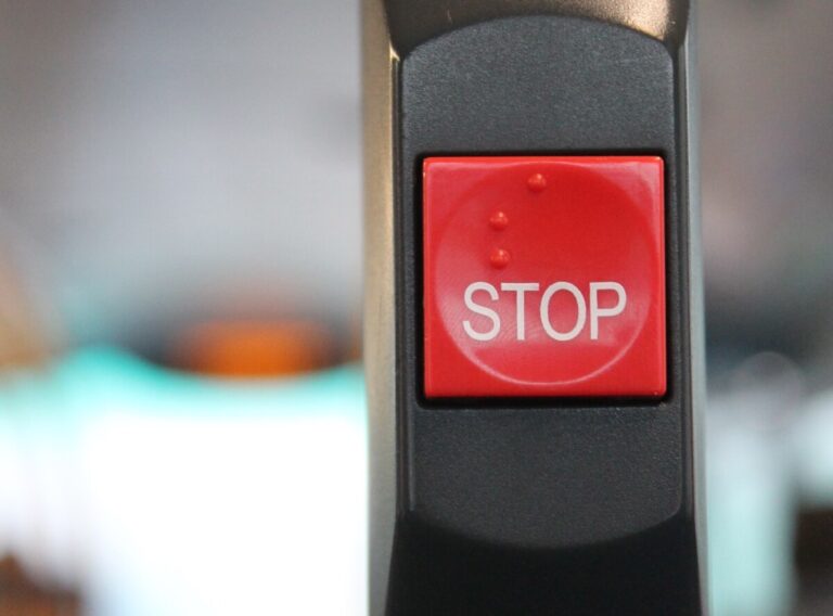Red stop button on a bus - photo: Pexels.com