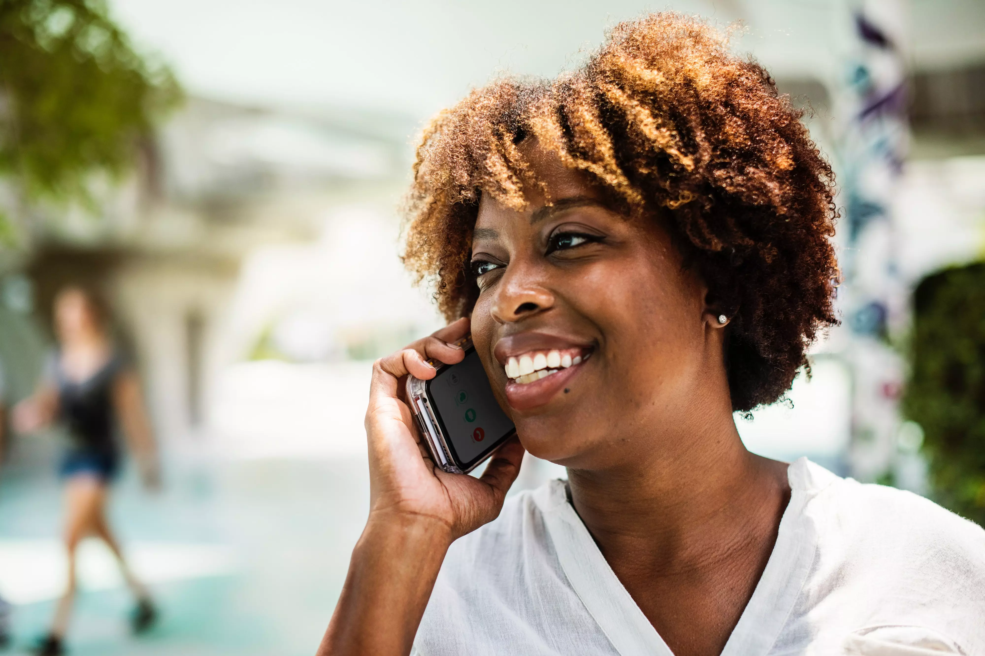 Smiling woman on the phone - photo: Pixabay