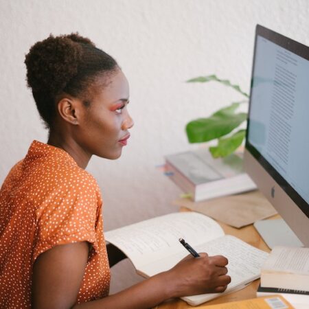 Woman learning online - photo: Pexels.com