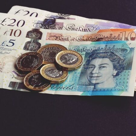 UK money, Photo: Suzy Hazelwood on Pexels.com