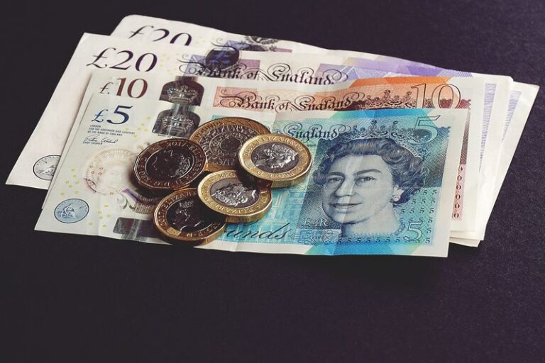 UK money, Photo: Suzy Hazelwood on Pexels.com