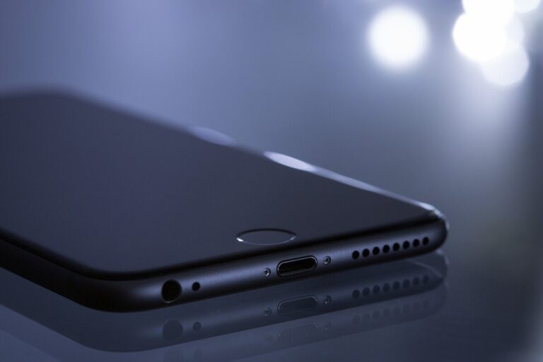 A black iphone by Pexels from Pixabay