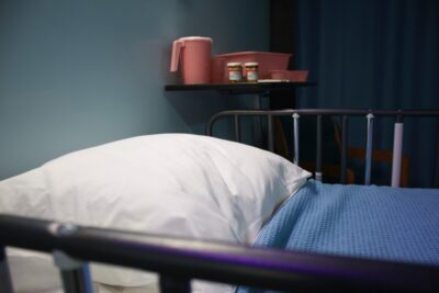 Empty hospital bed - photo: Unsplash