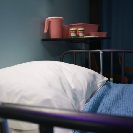 Empty hospital bed - photo: Unsplash