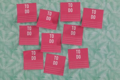 A group of red to do lists post-its by Ann H from Pexels