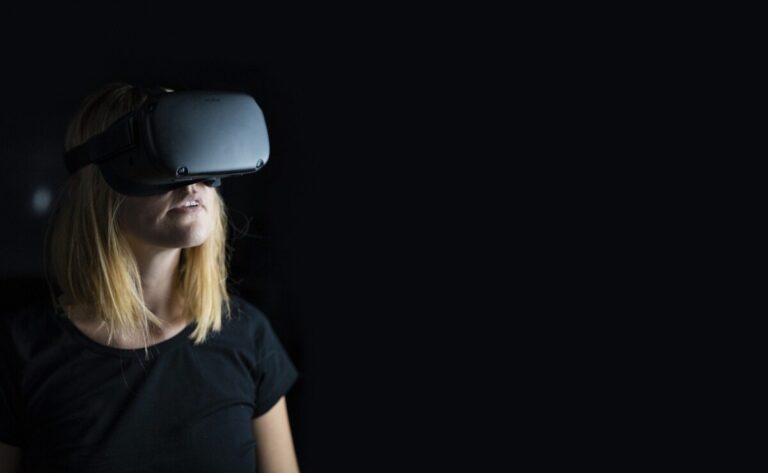 Woman in black t-shirt wearing VR headset by Jay Ross from Pixabay