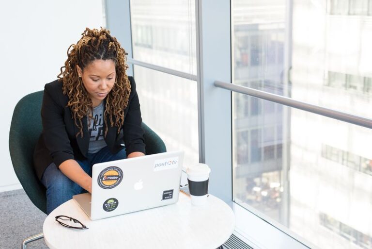 Woman working on a laptop. Photo: Unsplash.com