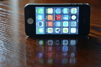 iPhone 4 on its side - photo: Pixabay.com