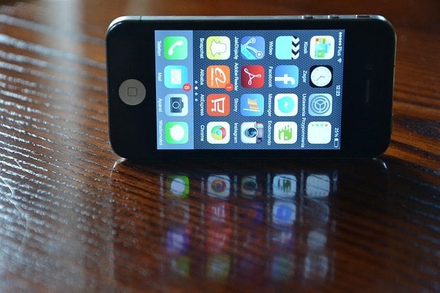 iPhone 4 on its side - photo: Pixabay.com