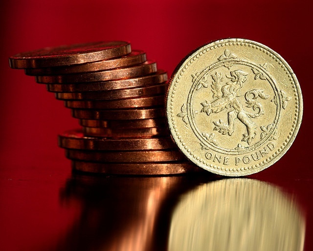 One pound coin next to pennies. Photo; Mukumbura on Flickr.com