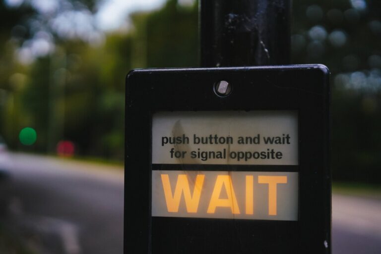 Illuminated WAIT sign on a UK pedestrian crossing - photo: Pexels