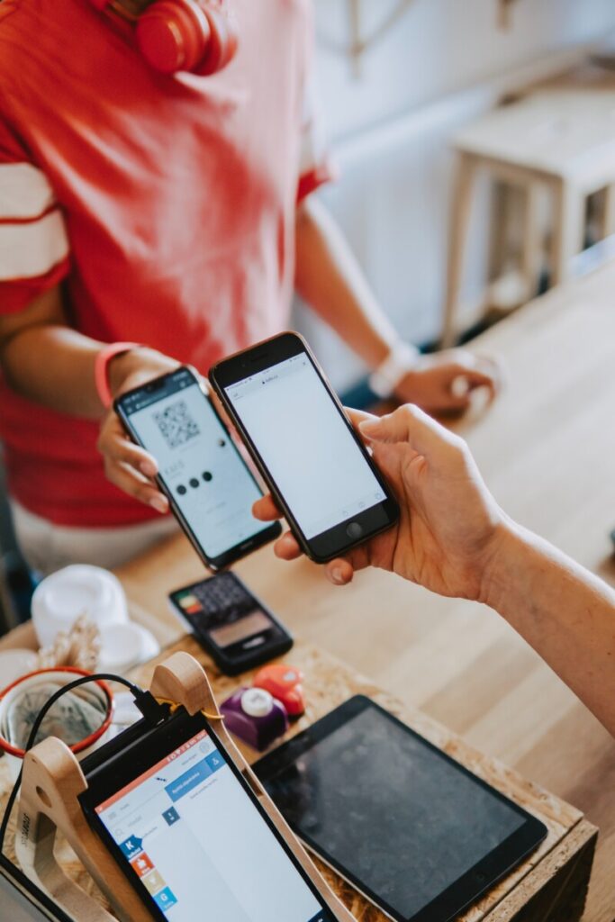 Scanning at a shopping till with mobile phones - photo: Unsplash.com
