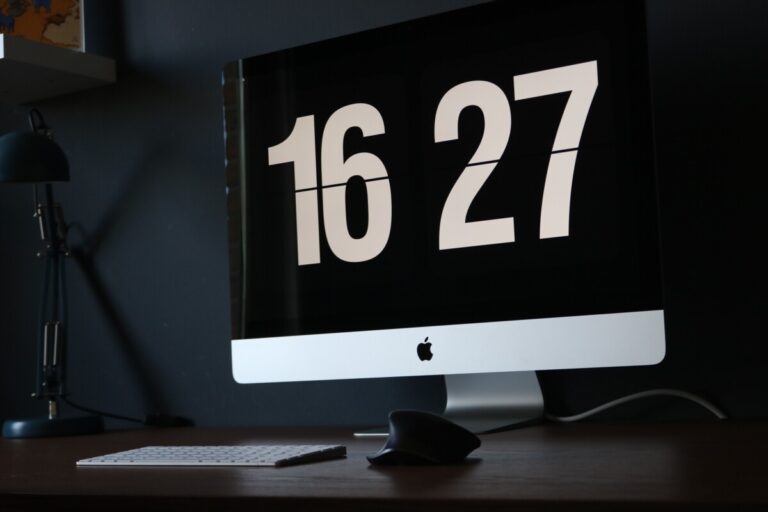 Digital time/clock on an iMac. Photo: Unsplash