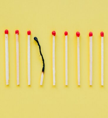Burn out and stress. Match sticks in a row, with one burned out. Photo: pexels.com