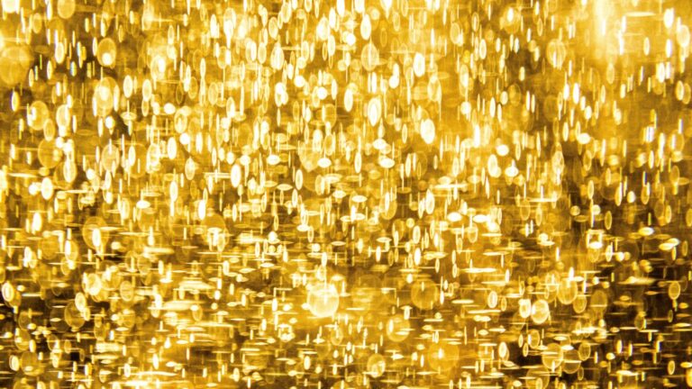 Golden lights pattern. Photo: Unsplash.com