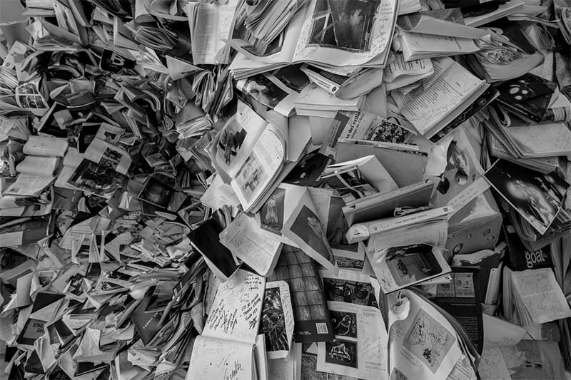 Pile of newspapers and magazines (black and white). Photo: Pixabay.com