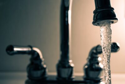 Water flowing from a kitchen sink. Photo: Steve Johnson on Pexels.com