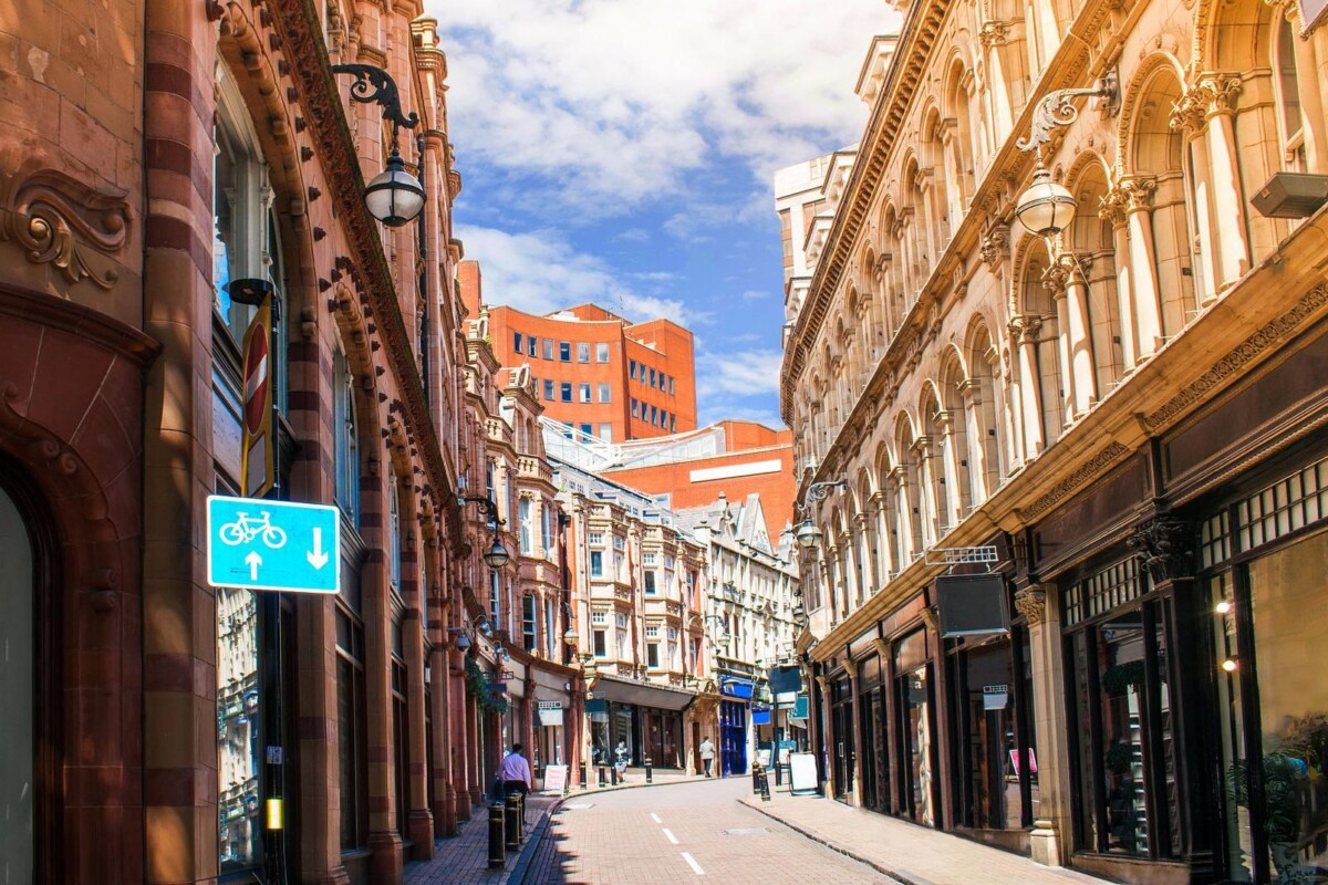 a street in Birmingham. By khamkhor on Pixabay