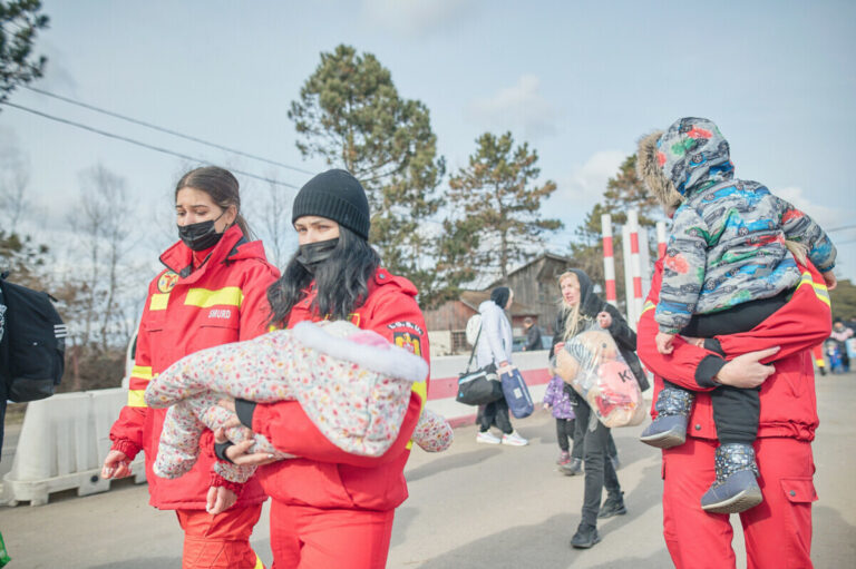 Romanian firefighters helping Ukrainians on the border with Romania called Vama siret.