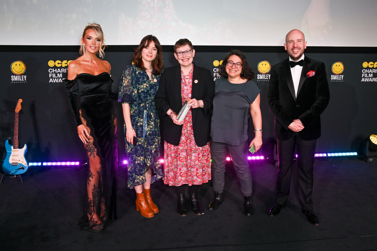 (Soldan Sağa) Faye Winter, konuk, Sue Frost, konuk ve Tom Allen, 21 Mart 2023'te Londra, İngiltere'de Odeon Luxe Leicester Square'de düzenlenen Smiley Vakfı Film Ödüllerine katılıyor.  Fotoğraf: Dave Bennett/Getty Images