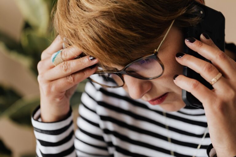 A woman on the phone looks stressed. By Karoline Grabowska on pexels