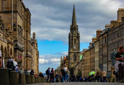A street shot in scotland with a church and people in the background. By Muhammed Zahid Bulut on Pexels