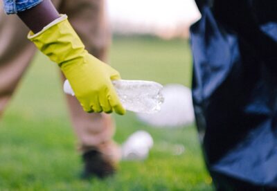 A hand picking up litter by Anna Shvets on pexels