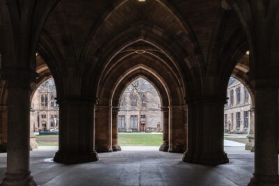 Arches at the University of Glasgow. By Kévin et Laurianne Langlais on pexels