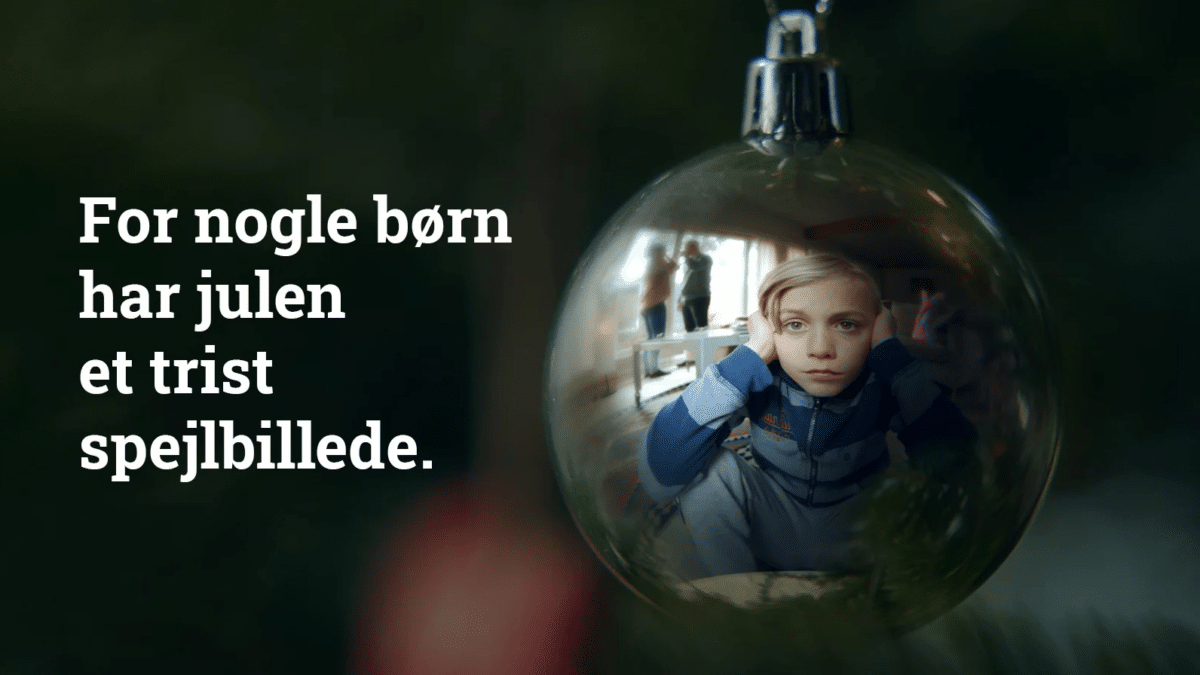 For nogle børn har julen et trist spejlbillede.

Image of a shiny Christmas bauble with a childre's face reflected in it.