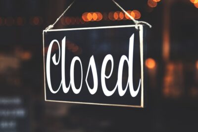A sign on a door reading 'closed'. By Tim Mossholder on Pexels
