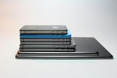 A stack of mobile phones and tablets. By Gabriel Freytez on Pexels