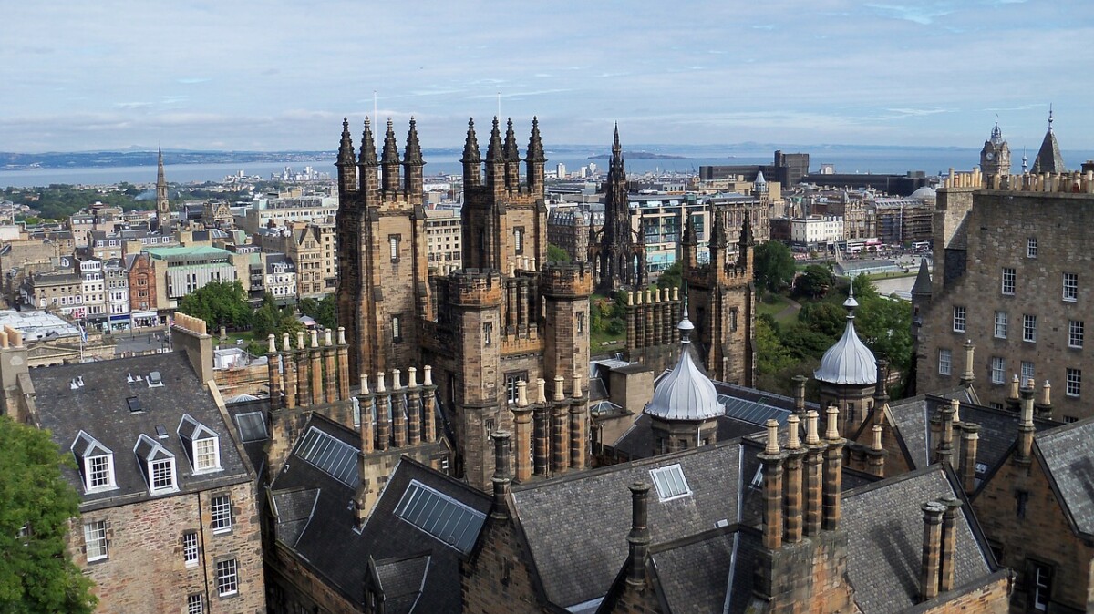 A rooftop shot of Edinburgh. By Lino9999 on Pixabay.