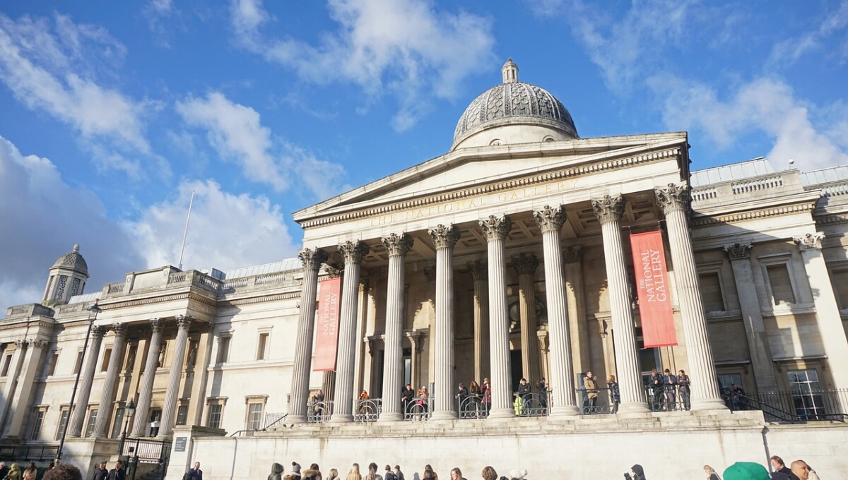 Front of the National Gallery in London, against a blue sky with small fluffy white clouds. By 형준 김 on Pixabay