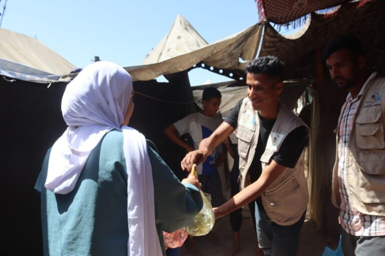 ActionAid's partner WEFAQ distributing hot food in Khan Younis and Deir Al-Balah