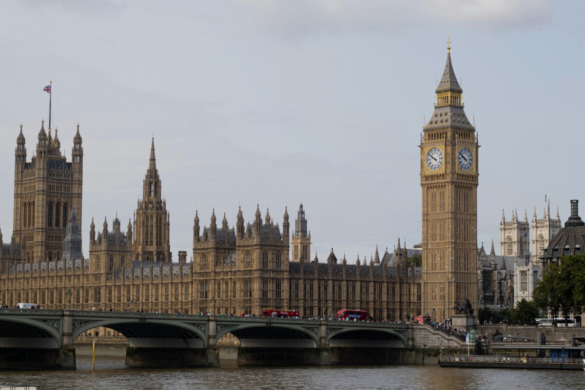 houses of parliament and Big Ben from across the Thames. By Sean Ingram on Pexels