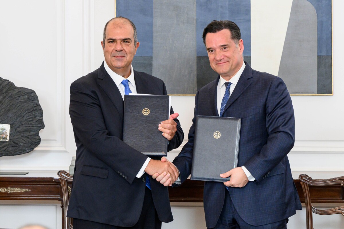 Sir Stelios Haji-Ioannou and Minister of Health Adonis Georgiadis